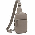 Bolso bandolera compacto gris con correa ajustable